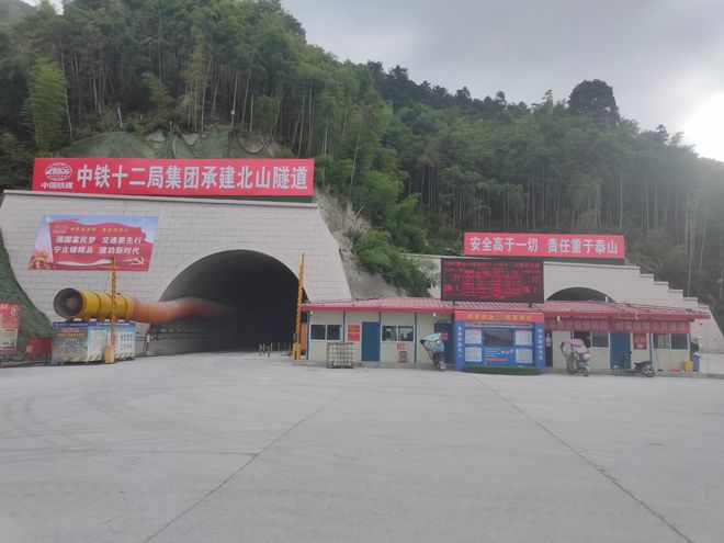 随道施工现场 随道施工现场